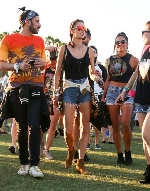 Alessandra Ambrosio con estilo vaquero en Coachella 2016