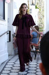 Jaime King con conjunto oversize color granate 