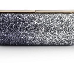 Clutch en degrade plateado de la colección Memento de Jimmy Choo