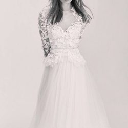 Vestido de novia corto con bordados y falda plisada de la Colección Bridal 2017 de Elie Saab