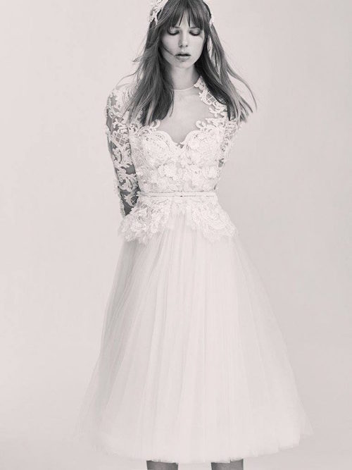 Vestido de novia corto con bordados y falda plisada de la Colección Bridal 2017 de Elie Saab