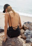 Vestido de baño cruzado de la colección de baño primavera/verano 2016 de & Other Stories