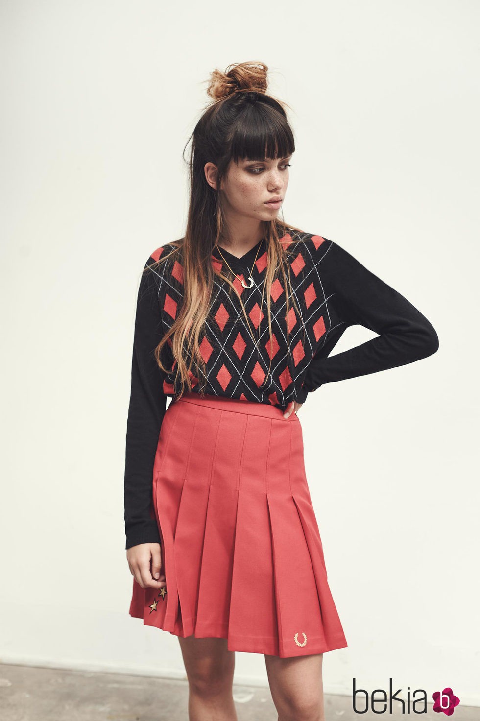 Jersey de rombos y falda escocesa de la colección de primavera/verano 2016 de Fred Perry y Bella Freud 