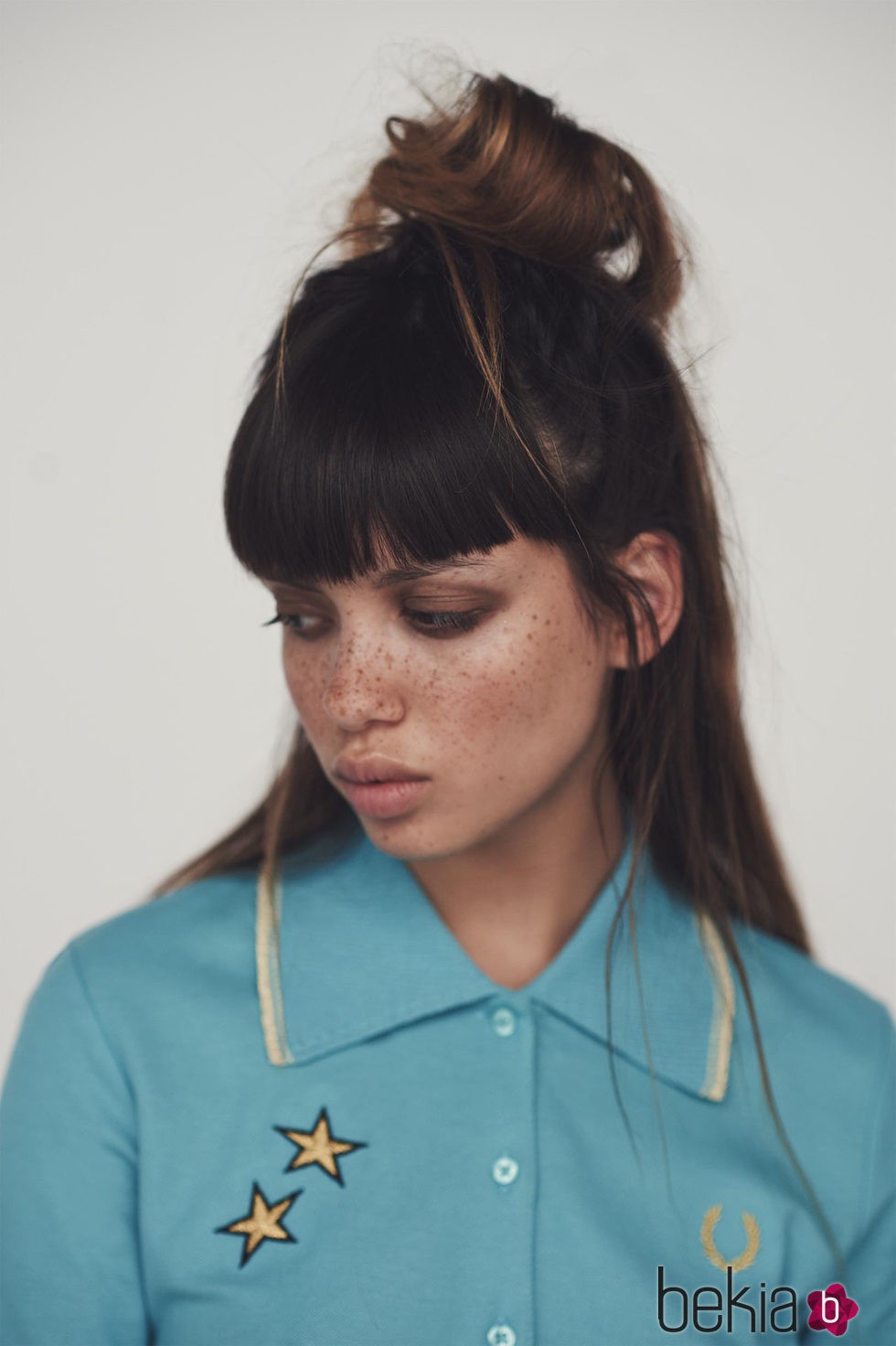 Camisa polo piqué azul alaska de la colección de primavera/verano 2016 de Fred Perry y Bella Freud