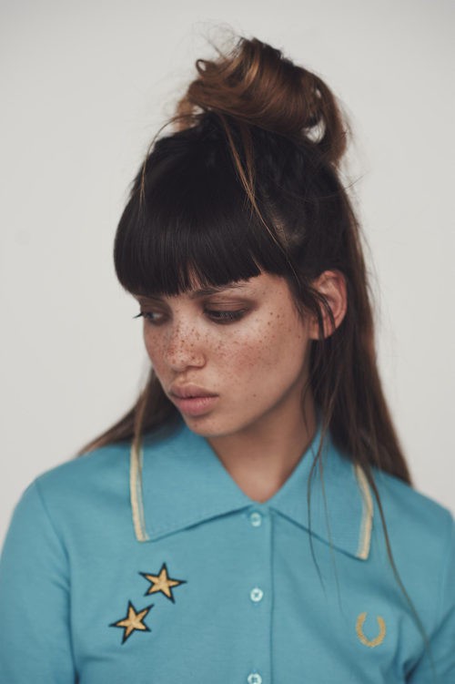 Camisa polo piqué azul alaska de la colección de primavera/verano 2016 de Fred Perry y Bella Freud