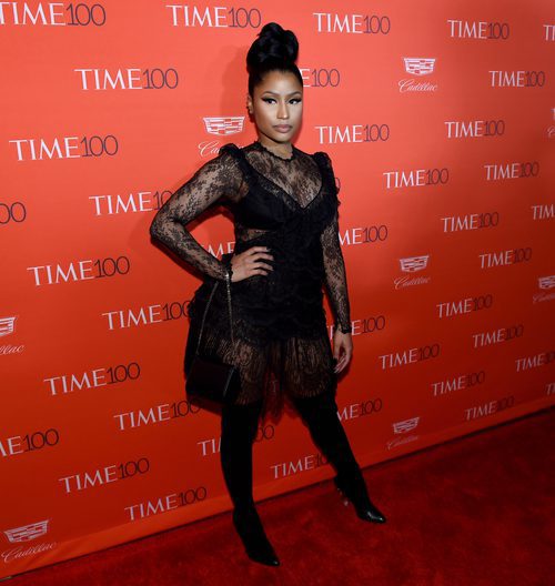 Nicki minaj con vestido corto de encajes trasnparentes en la fiesta de la revista time
