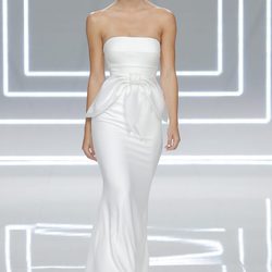 Alexis Ren para Rosa Clara 2017 con vestido ajustado y lazada