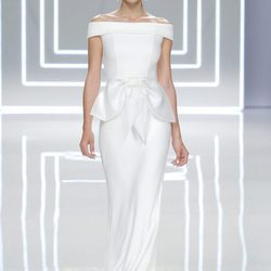 Vestido cuello barco y lazada de la coleccion de novias 2017 de Rosa Clará 