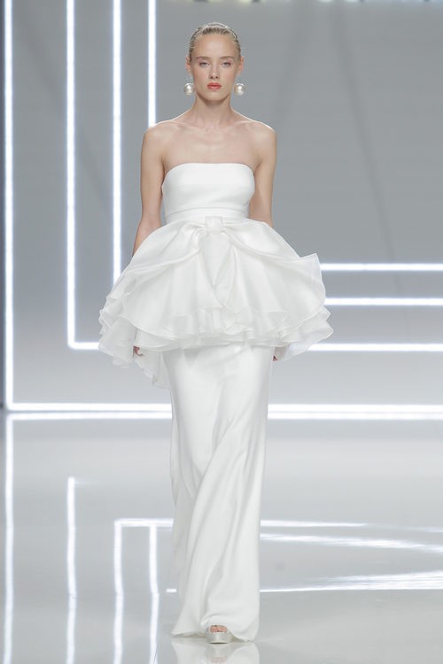Vestido con tul de la coleccion de novias 2017 de Rosa Clará 