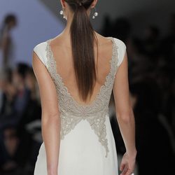 Vestido con espalda pedreria en mariposa  de la coleccion de novias 2017 de Rosa Clará 