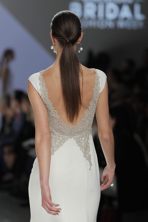 Vestido con espalda pedreria en mariposa de la coleccion de novias 2017 de Rosa Clará 