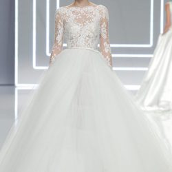 Vestido encaje y tul de la coleccion de novias 2017 de Rosa Clará 