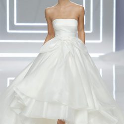 Alexis Ren con vestido de la coleccion de novias 2017 de Rosa Clará 