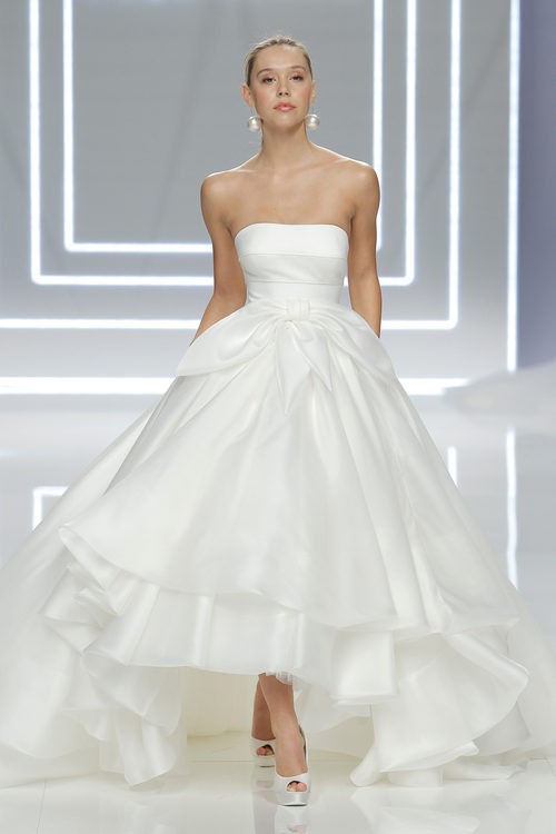 Alexis Ren con vestido de la coleccion de novias 2017 de Rosa Clará 