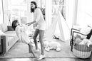 La modelo Alessandra Ambrosio junto a su hija en la campaña Mother's Day 2016 Michael Kors