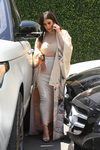 Kim Kardashian con look crema en Los Angeles