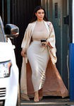 Kim Kardashian con blusa de transparencias, falda señida y abrigo tipo kimono