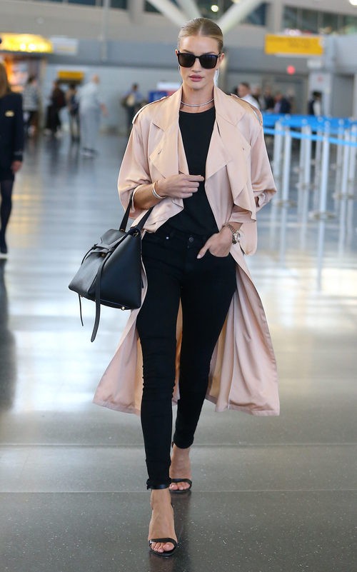 Rosie Huntington con aoutfit negro y abrigo color  rosa cuarzo 