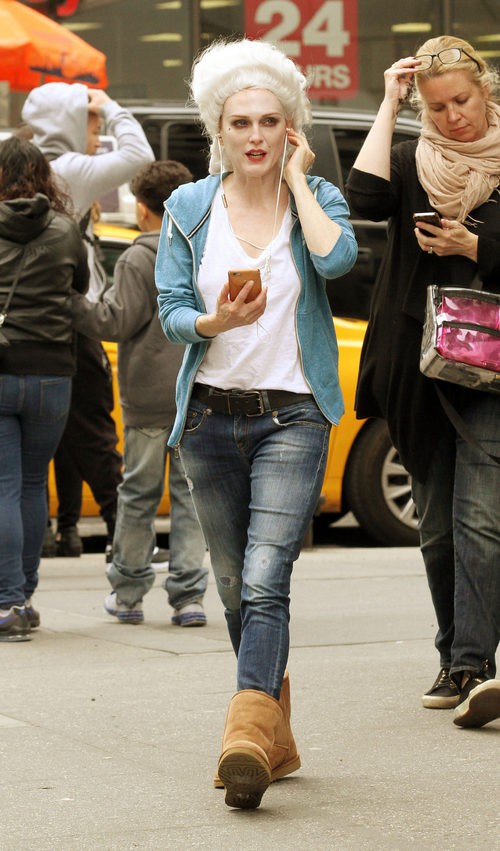 Julianne Moore con botas esquimales, vaqueros y jersey deportivo