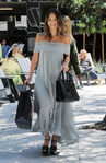 Jessica Alba con maxi vestido en Los Angeles 