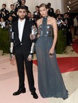 Zayn Malik y Gigi Hadid en la alfombra roja de la Gala del MET 2016