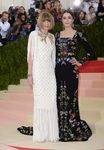 Anna Wintour y Bee Shaffer en la alfombra roja de la Gala Met 2016