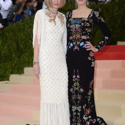 Anna Wintour y  Bee Shaffer en la alfombra roja de la Gala Met 2016