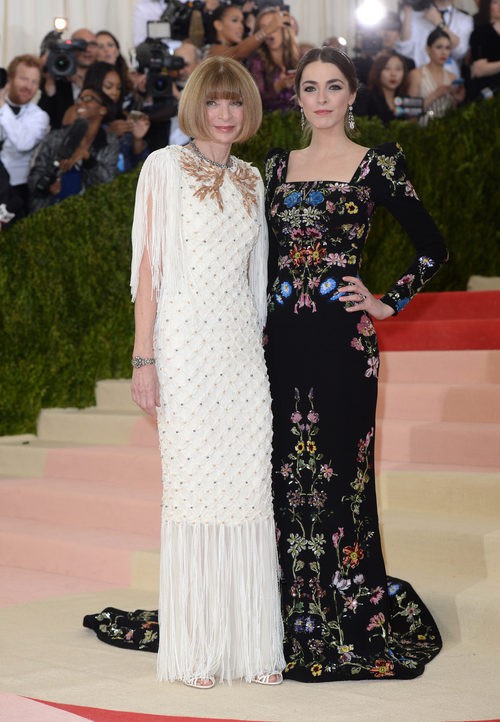 Anna Wintour y Bee Shaffer en la alfombra roja de la Gala Met 2016