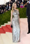 Anna Ewers en la alfombra roja de la Gala Met 2016