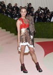 Alicia Vikander en la alfombra roja de la Gala Met 2016