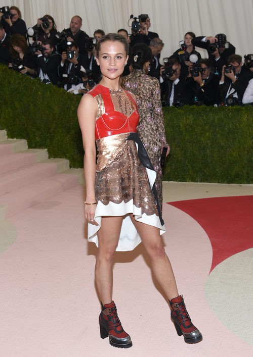 Alicia Vikander en la alfombra roja de la Gala Met 2016