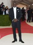 Idris Elba en la alfombra roja de la Gala Met 2016