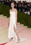 Uma Thurman en la alfombra roja de la Gala Met 2016