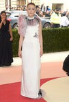Saoirse Ronan en la alfombra roja de la Gala Met 2016
