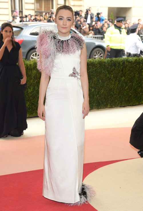 Saoirse Ronan en la alfombra roja de la Gala Met 2016