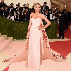 Blake Lively con un vestido de Burberry Prorsum en la Gala del MET 2016