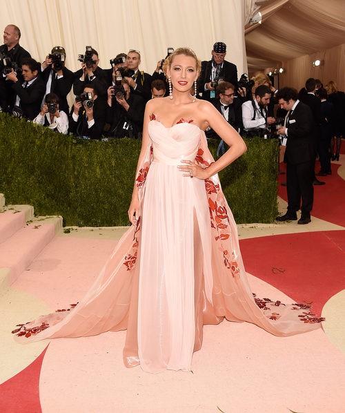 Blake Lively con un vestido de Burberry Prorsum en la Gala del MET 2016