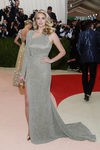 Kate Upton con un vestido de Topshop en la alfombra roja de la Gala Met 2016