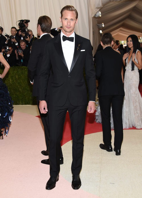 Alexander Skarsgård en la alfombra roja de la Gala Met 2016