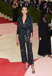 Alexa Chung en la alfombra roja de la Gala Met 2016