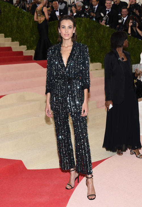 Alexa Chung en la alfombra roja de la Gala Met 2016