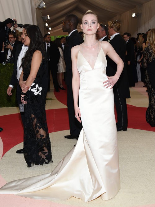 Elle Fanning en la alfombra roja de la Gala Met 2016