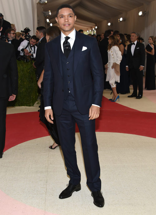 Trevor Noah en la alfombra roja de la Gala Met 2016