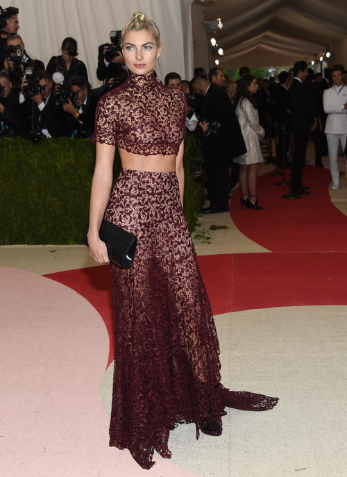 Jessica Hart en la alfombra roja de la Gala Met 2016