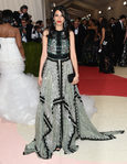 Huma Abedin en la alfombra roja de la Gala Met 2016