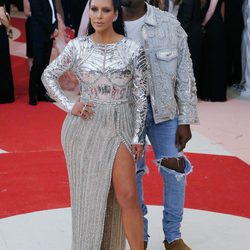 Kim Kardashian y Kanye West en la alfombra roja de la Gala Met 2016