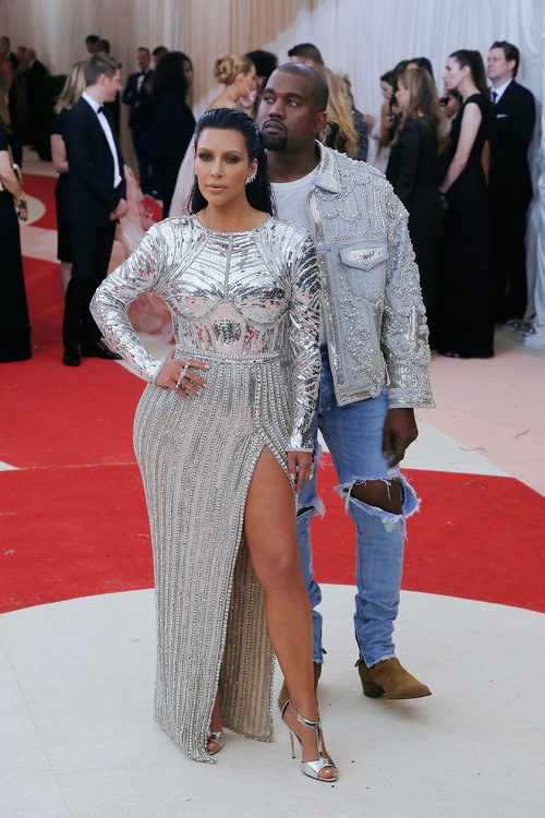 Kim Kardashian y Kanye West en la alfombra roja de la Gala Met 2016