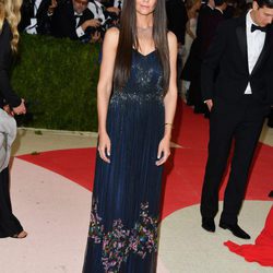 Katie Holmes en la alfombra roja de la Gala Met 2016