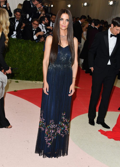 Katie Holmes en la alfombra roja de la Gala Met 2016