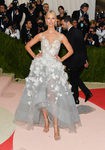 Karolina Kurkova en la alfombra roja de la Gala Met 2016